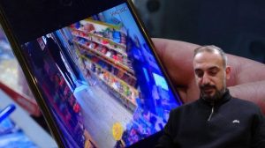 Kaldırımda Yer Alan Ağaç Rüzgârla Yola Devrildi: Market Sahibi Yaşadığı Dehşeti Anlattı