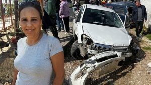 Kuşçuburun’de Öğle Kazası: Yoldan Çıkan Otomobil Yoldaki Yürüyenler ve Park Halindeki Araçlara Çarpıyor