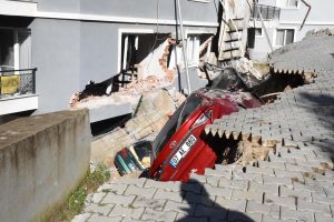 Menemen’de Toprak Kayması ve İstinat Duvarı Çökmesi: Müteahhit Hakkında Soruşturma ve Gözaltı