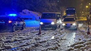 Muş-Bingöl Karayolunda Kar Yağışı ve Yolda Kalan Sürücülerin Kurtarılma Anları