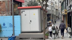 Trafo Nedeniyle Yol ve Kaldırımın Kapalı Kalması, Esnafı Zorladı
