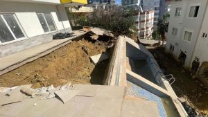 Yaşanan Olay: Avsallar’daki Apartman Bahçesinde Çökme ve Tahliye