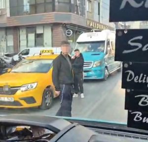 Buca’da Minibüs Taciz Olayında Şiddetli Anlar ve Bıçaklı Gerilim