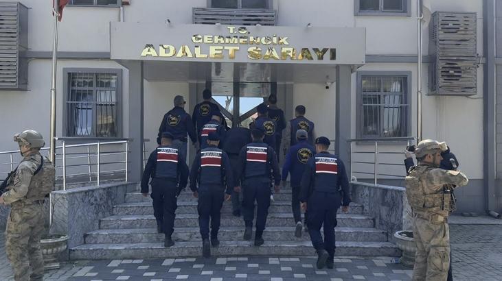 Çamköy’de Cinayet: Oğlu Akgün Tutuklandı ve Soruşturma Genişliyor