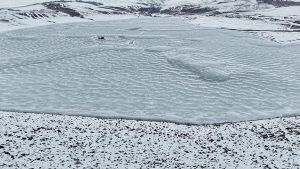 Erzurum’da Şubat Sonunda Donmuş Göl Üzerinde Macera ve Yağışın Ardından Çatılarda Sarkıtlar