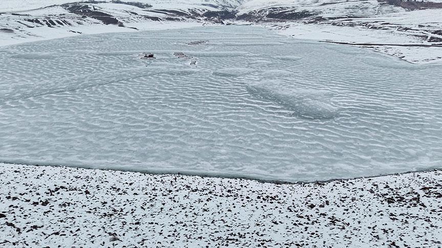 Erzurum’da Şubat Sonunda Donmuş Göl Üzerinde Macera ve Yağışın Ardından Çatılarda Sarkıtlar