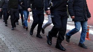 Gözaltına Alınan 35 Kişiden 4’ü Adliyeye Sevk Edildi: Taşkınlık ve Bariyer Tekmelama Olayı