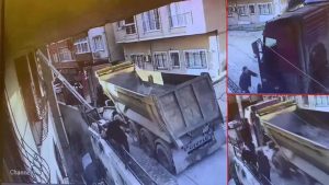 İTFAİYEYE YAKIN KİŞİLERİN ARACINDAKİ KAZA: Hafriyat Kamyonu Yokuştan Kaydı ve Sonrası