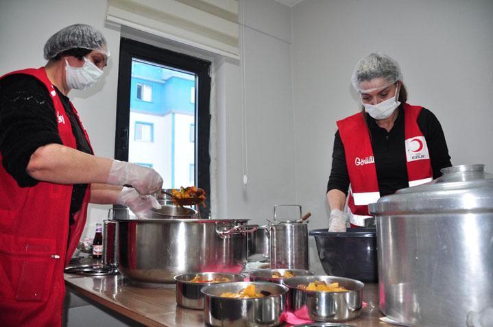 Kars’ta 20 Kadın Gönüllünün Ramazan Dayanışması: 70 Aileye Sıcak İftar Desteği