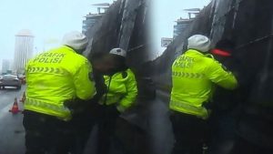 Kısa Sürede Hayat Kurtaran Polis: 10 Saniyelik Müdahaleyle Şeker Yuttuğunu Nefes Alabildi