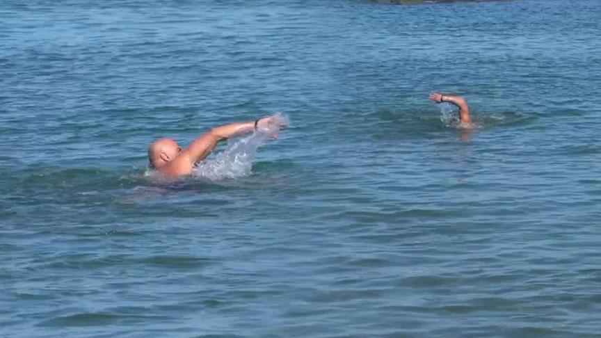 Pazar’daki Yüzücünün Soğuk Suları Değiştiren Gündelik Ritmi