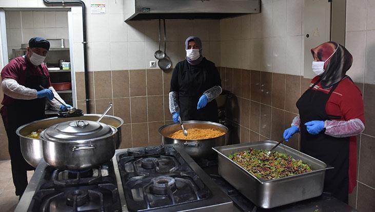 Ramazanda 40 Aileye Sıcak Yemek Desteği: Gümüşhane Belediyesi Aile Yaşam Birimi Envanteri