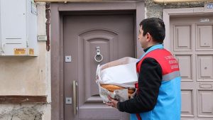 Tokat’ta Her Gün Sıcak Ramazan Pidesi: Kapı Kapı Dağıtım ve Toplumsal Dayanışma