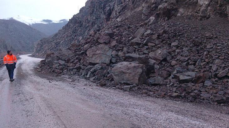 Yüksekova Yolunda Heyelan: Yeniköprü ve Çöplük Mevkilerinde Kapanan Karayolu ve Ulaşım Krizi