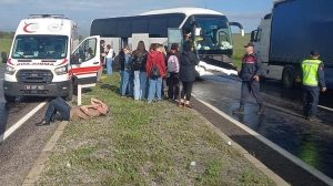 Kaza Anında Yağışın Etkisiyle Kayganlaşan Yolda Otobüs Refüje Çarptı ve Karşı Şeride Geçti