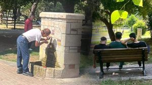 Adana’da Sıcak Hava Alarmı: İnsanlar Gölgede Hayatta Kalmanın Yolunu Arıyor