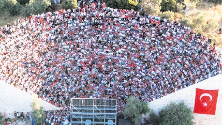 Antiphellos Antik Tiyatrosu ve Türkiye’nin Futbol Büyüsü: Zamanı Aşan Bağlar