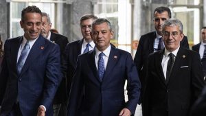 CHP İçinde Sürükleyici PM Krizi: İstifa İddiaları ve Kurultay Tartışması