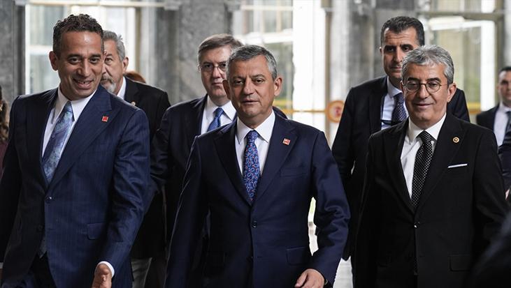CHP İçinde Sürükleyici PM Krizi: İstifa İddiaları ve Kurultay Tartışması