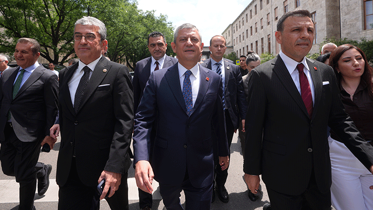 CHP’de Kriz Döneminde Özel’in Yeni Parti İddialarına Yanıtı