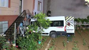 Cumhuriyet Mahallesi’nde Yaşanan Trafik Kazası: Minibüs Bahçeye Uçtu