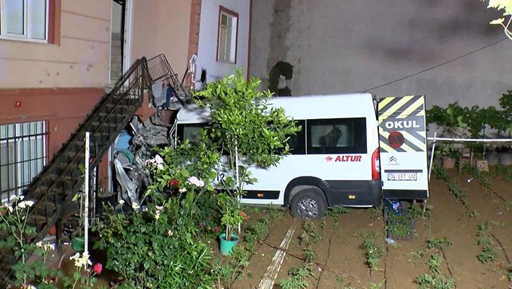 Cumhuriyet Mahallesi’nde Yaşanan Trafik Kazası: Minibüs Bahçeye Uçtu