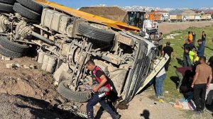 Yüksekova Yolunda Feci Çarpışma: Minibüs ve Yük Kamyonu Körün Kesişmesi Sonucu İki Ölü