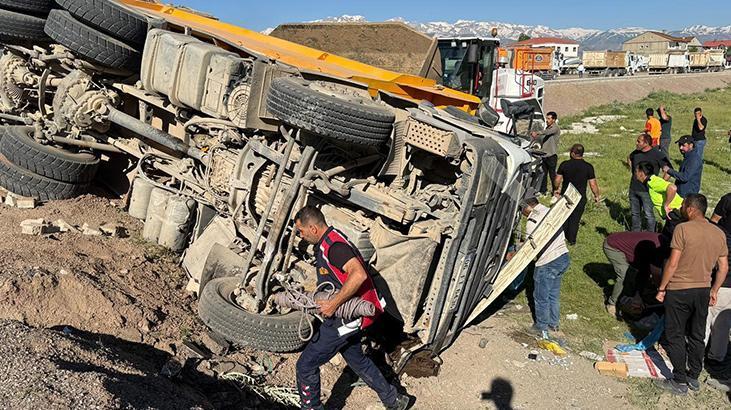 Yüksekova Yolunda Feci Çarpışma: Minibüs ve Yük Kamyonu Körün Kesişmesi Sonucu İki Ölü