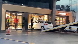 Göztepe’de Market Önüne Daldı: 1 Yaralı