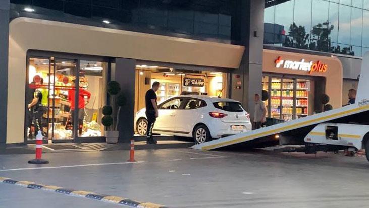 Göztepe’de Market Önüne Daldı: 1 Yaralı