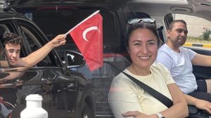 Gurbetçiler Yurda Dönüşte Coşkuyu Yaşadı: Sınırdan Memleketine Hasretle Giderken Türk Bayraklarıyla Yol Aldılar