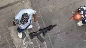 İzmir’de Sokak Ortasında Silahlı Grup Operasyonu: Şüpheliler Gözaltında