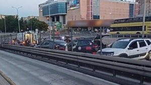 Kaza Zinciri: Hafif Ticari Araç Arızası Jant Bıraktı, Elektrikli Otomobil ve Polis Aracı Zincirleme Çarpıştı