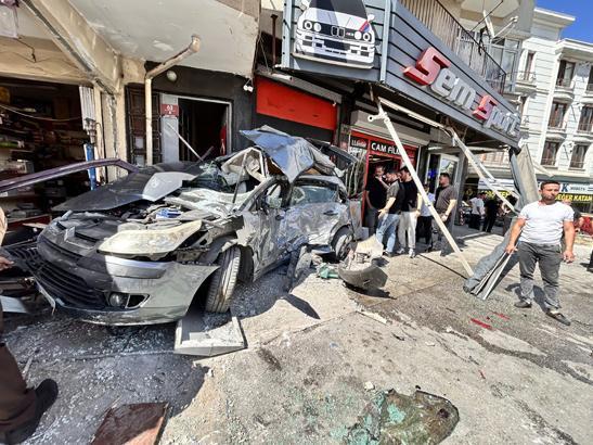 Mamak’ta EGO Otobüsü Kontrolünü Kaybedip İş Yerine Çarptı: 7 Yaralı