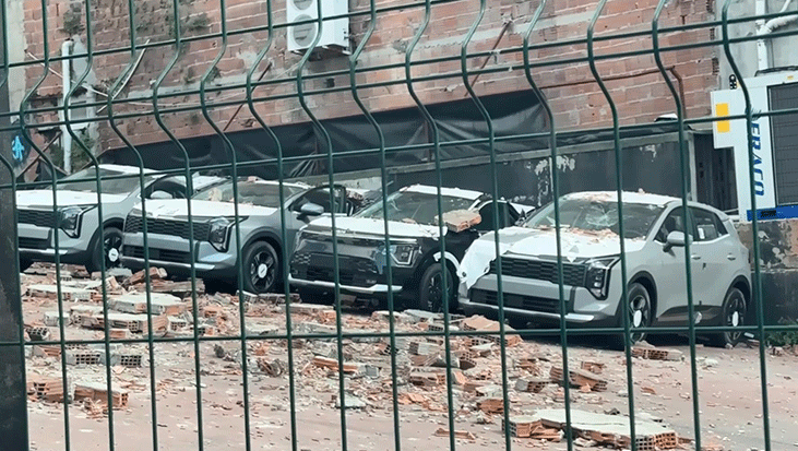 Sultan Selim’dekİ Otopark Duvarı Çöktü: 12 Sıfır Kilometre Araç Zarar Gördü