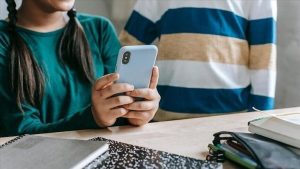Fransa’da Okullarda Cep Telefonu Yasağı Genişliyor: Öğrenciler İçin Yeni Düzenlemeler