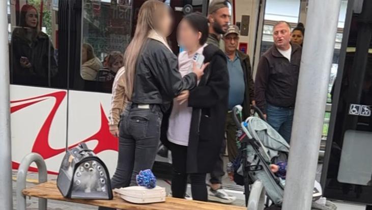 Tramvayda Gergin Anlar: Otizmli Çocuk ve Kedinin Olayında Gerilim Yaşandı